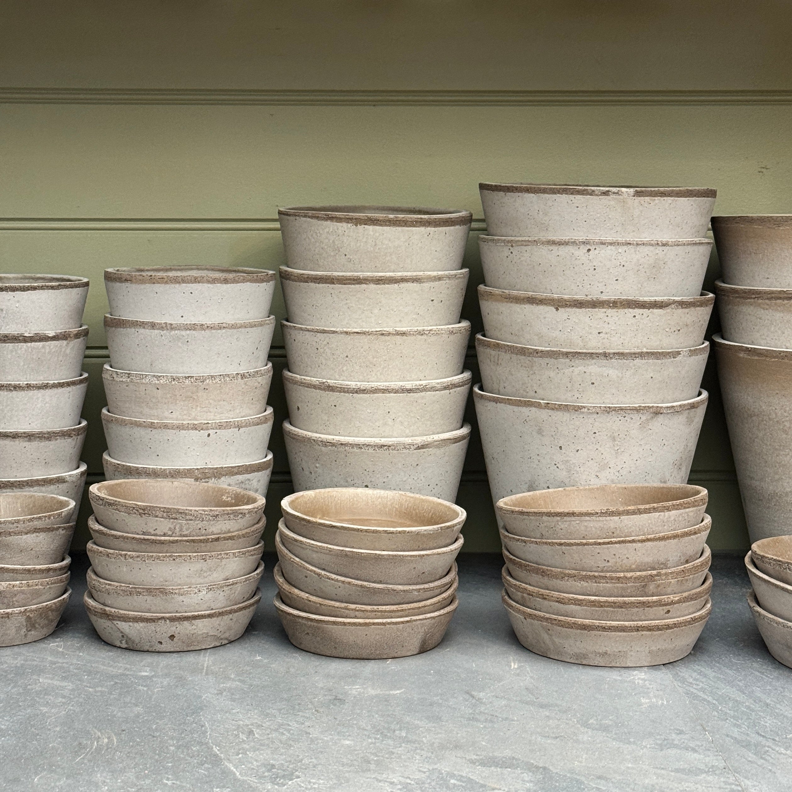 Bergs Potter Julie Pot & Saucer Set – Grey Terracotta