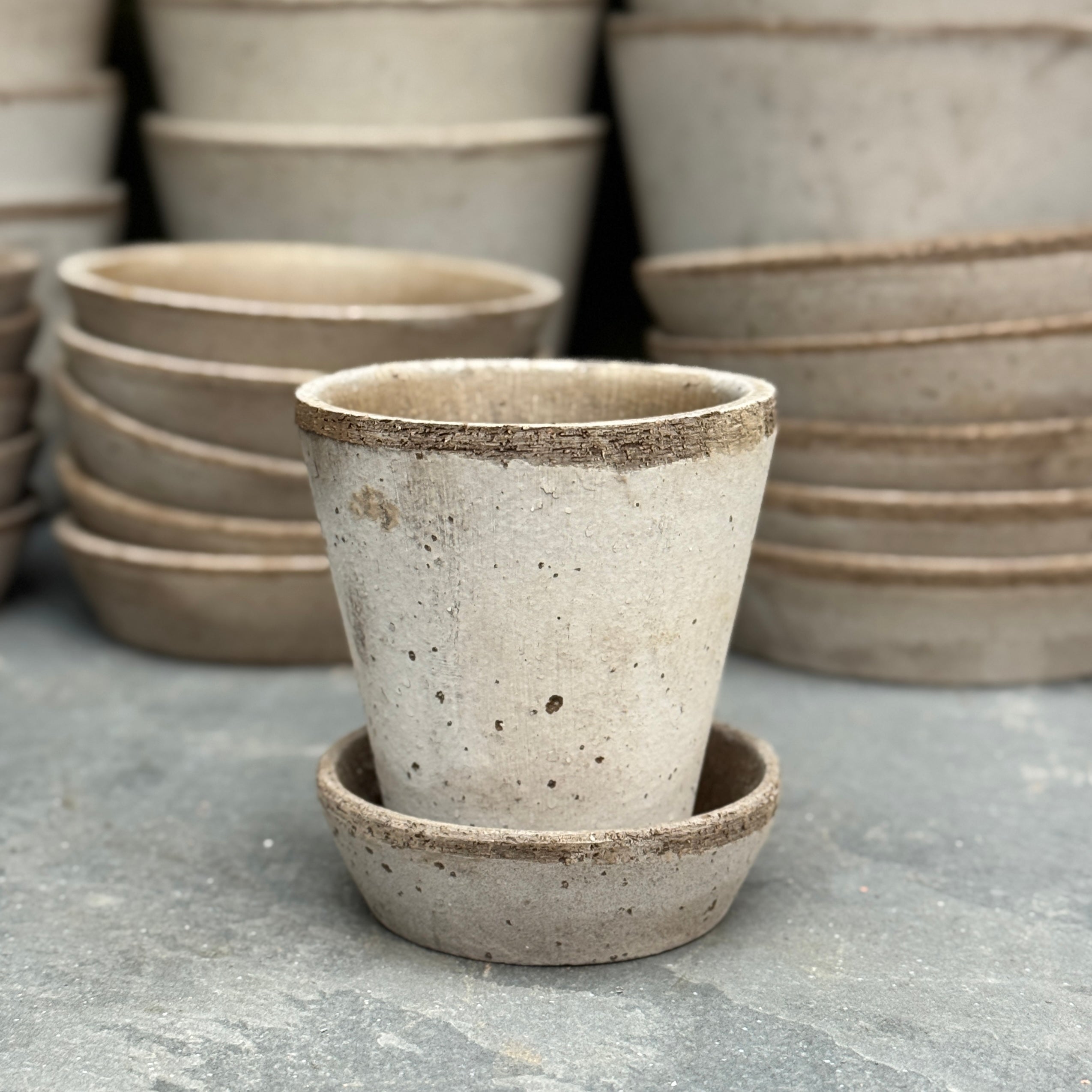 Bergs Potter Julie Pot & Saucer Set – Grey Terracotta