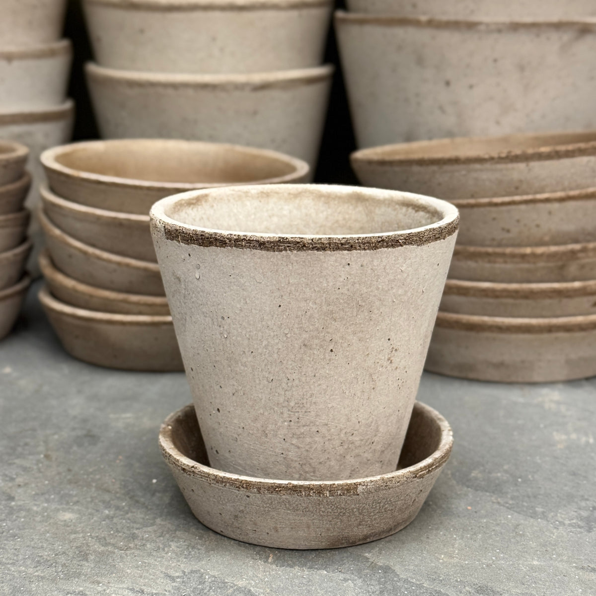 Bergs Potter Julie Pot & Saucer Set – Grey Terracotta