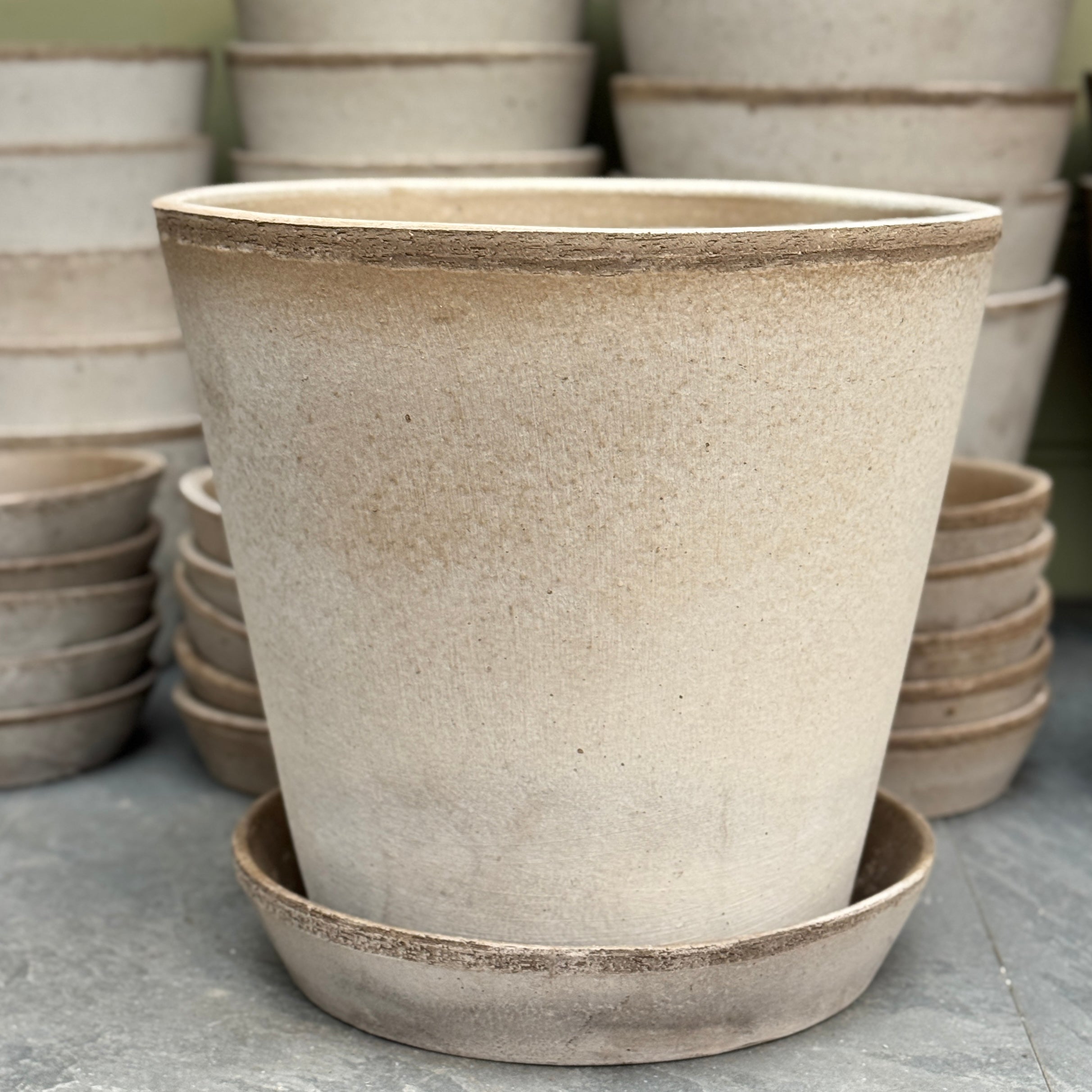 Bergs Potter Julie Pot & Saucer Set – Grey Terracotta