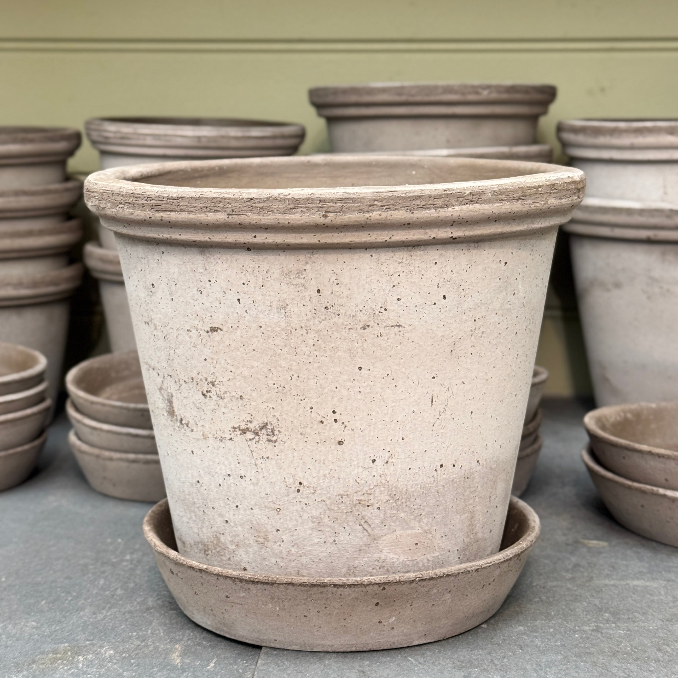 Bergs Potter Flora Pot & Saucer Set – Grey Terracotta