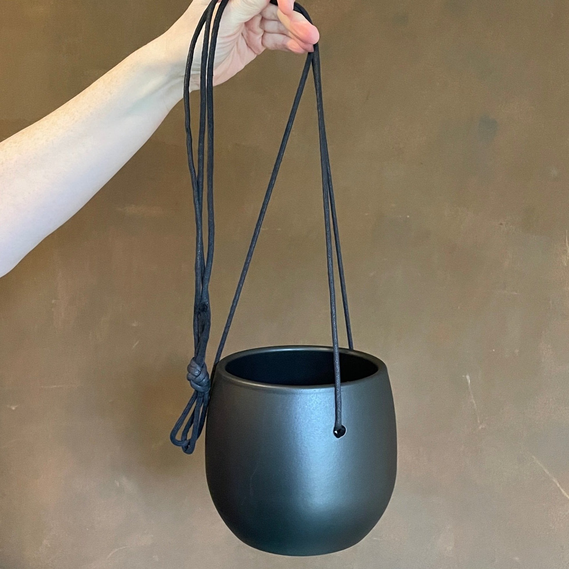 Black Hanging Pot - 14cm - grow urban. UK