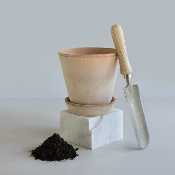 Bergs Potter Julie pot and trowel with soil on a light background