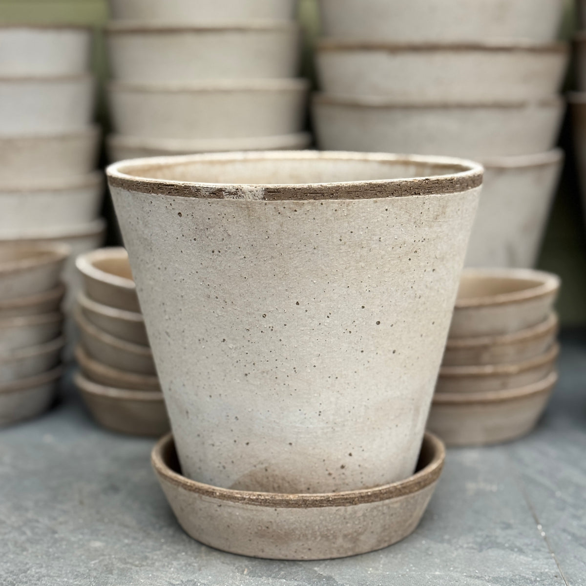 Bergs Potter Julie Pot & Saucer Set – Grey Terracotta