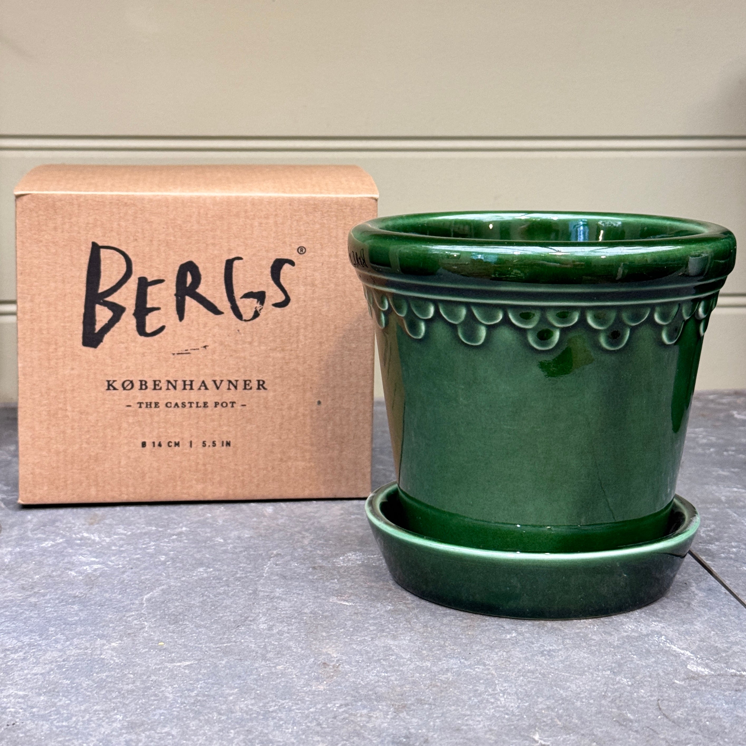 Bergs Potter Copenhagen Pot & Saucer – Emerald Green Glazed 14cm