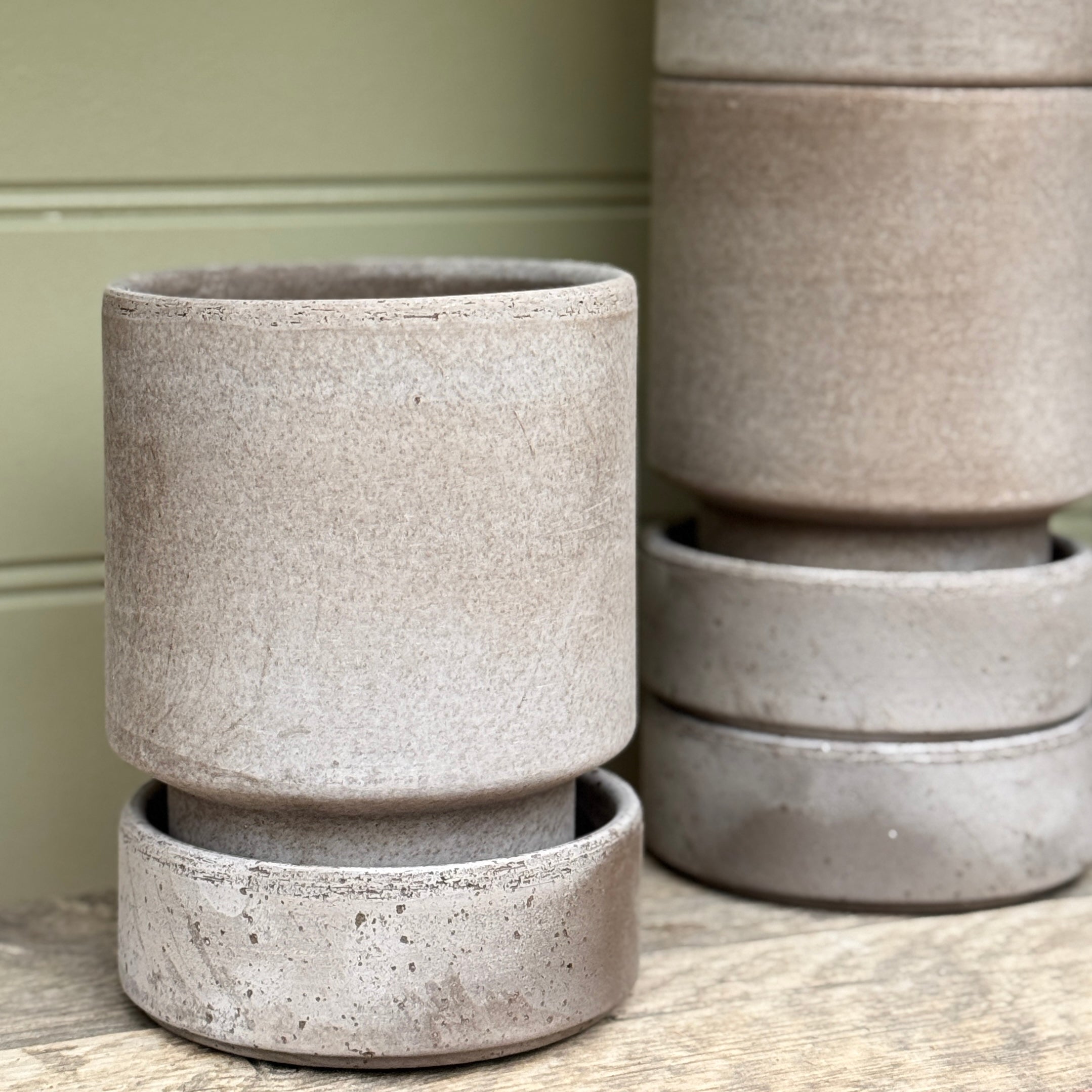 Bergs Potter Hoff Pot & Saucer Set – Grey & Rosa Terracotta