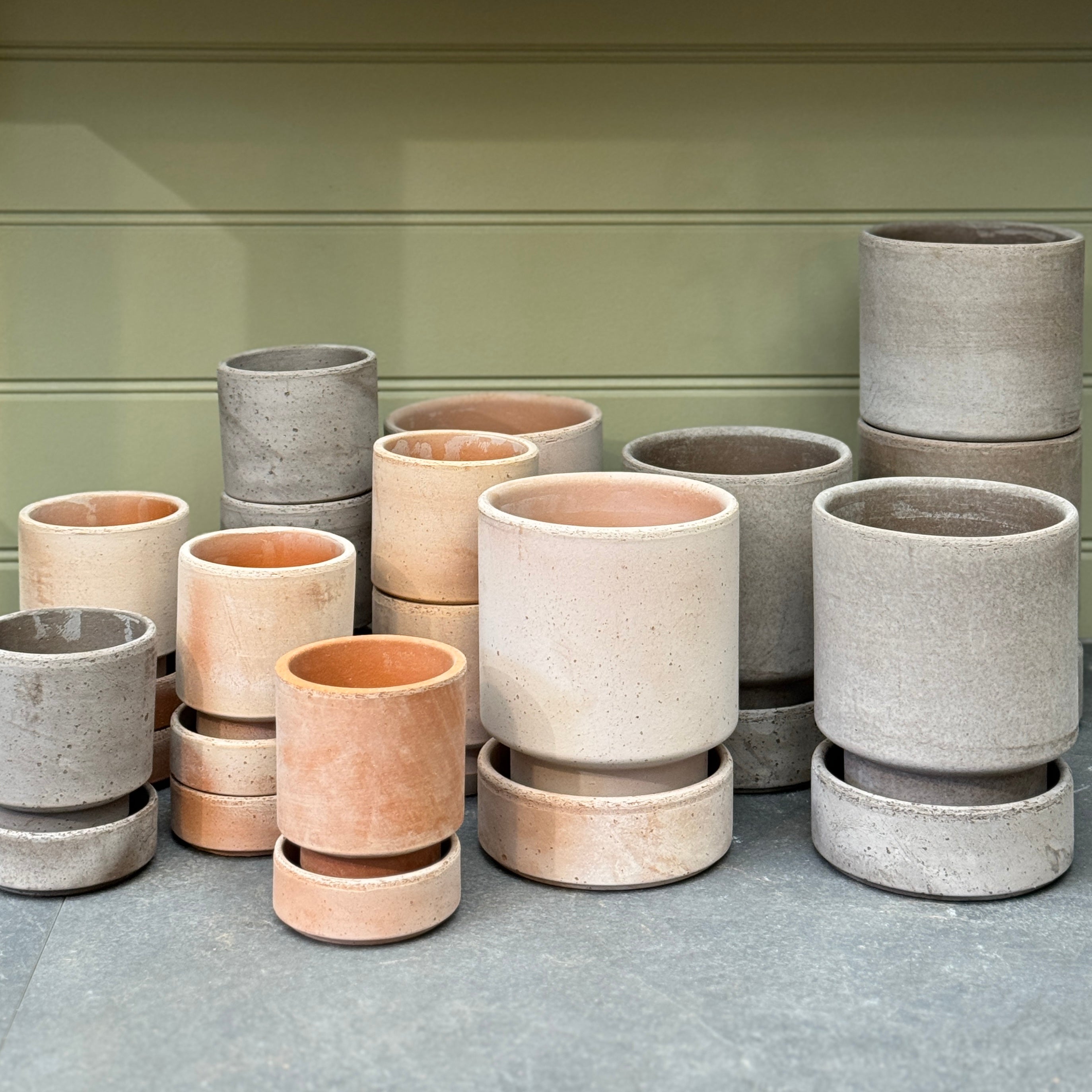 Bergs Potter Hoff Pot & Saucer Set – Grey & Rosa Terracotta